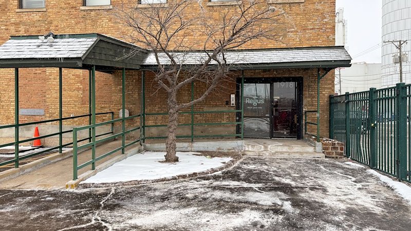 Entrance to 1918 N Mendell Street, a 1-2 person office space Chicago location