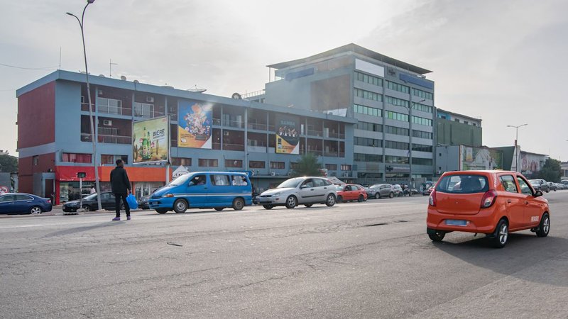 Le boulevard et les immeubles de bureaux autour du Plein Ciel Business Center à Abidjan