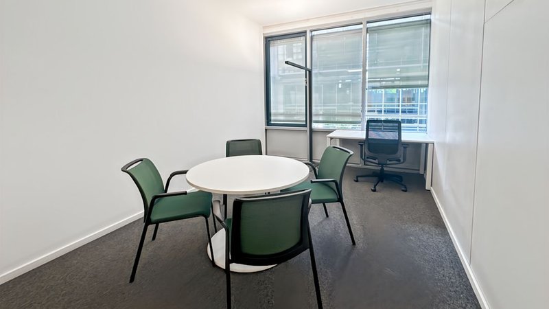 Abschließbares Privatbüro mit Schreibtisch und Besprechungstisch bei Regus Carl-Benz-Strasse in Schwetzingen