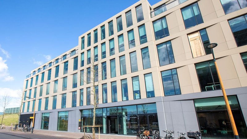 Kantoor voor een dag bij The Office Operators in Utrecht — privé werkkamer met daglicht en moderne werkplek