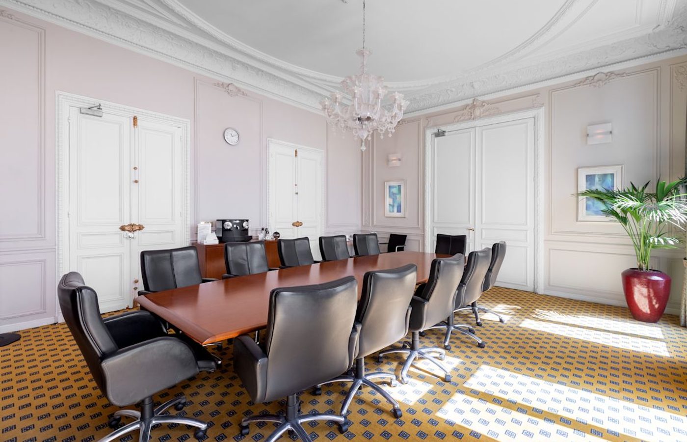 27 rue Bassano, Paris: prestigious triangle d'or address