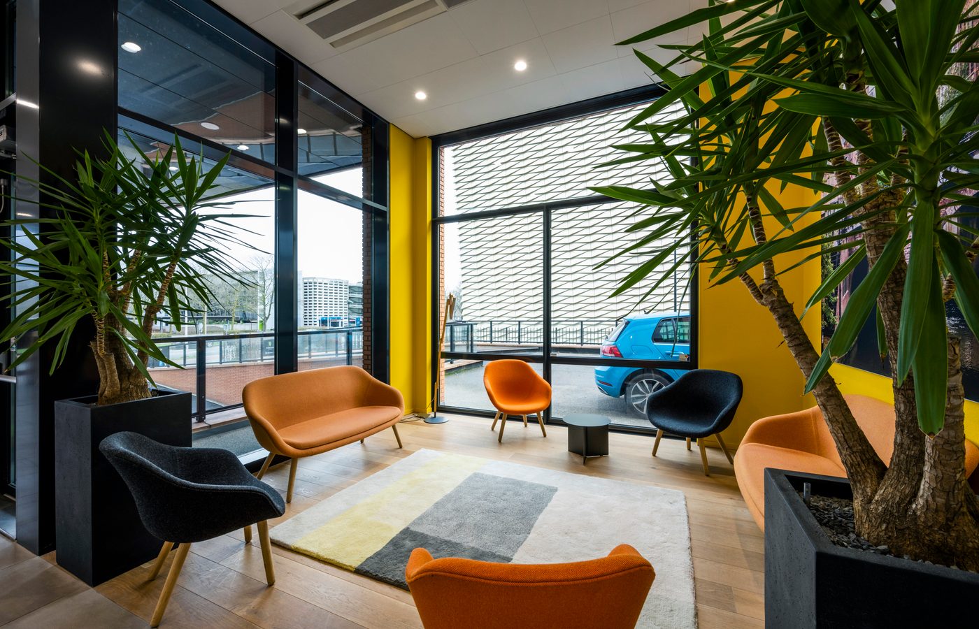 De Winthont Loft Offices, Utrecht: fast tram at the door