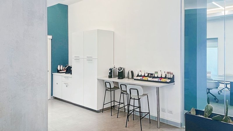 Largo Carlo Felice a Cagliari: piano d’appoggio con sgabelli e macchine da caffè nelle foto della sede