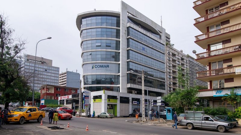 La tour de bureaux XL Building au Plateau, Abidjan, vue depuis la rue